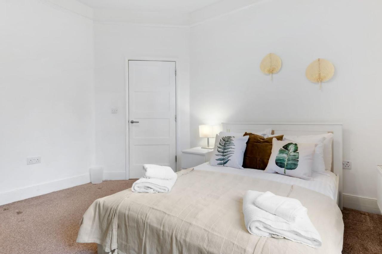 شقة Chic 1Br House In Hounslow - 12 Mins From Heathrow Airport Feltham المظهر الخارجي الصورة
