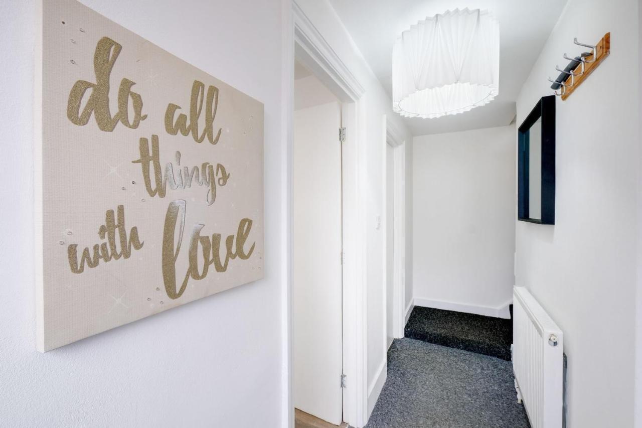 شقة Chic 1Br House In Hounslow - 12 Mins From Heathrow Airport Feltham المظهر الخارجي الصورة