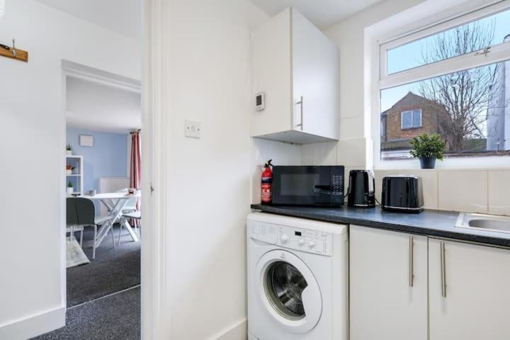 شقة Chic 1Br House In Hounslow - 12 Mins From Heathrow Airport Feltham المظهر الخارجي الصورة