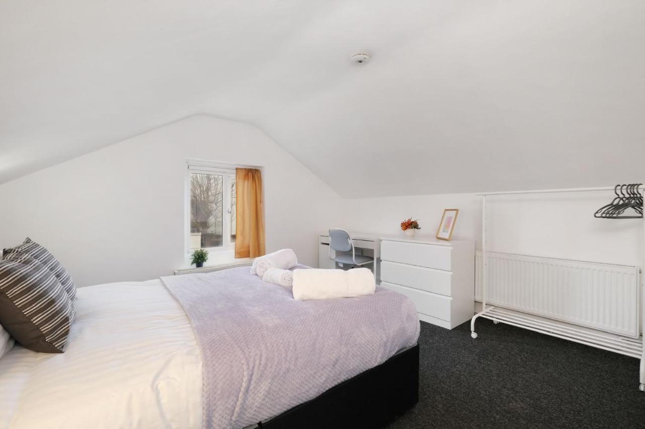 شقة Chic 1Br House In Hounslow - 12 Mins From Heathrow Airport Feltham المظهر الخارجي الصورة