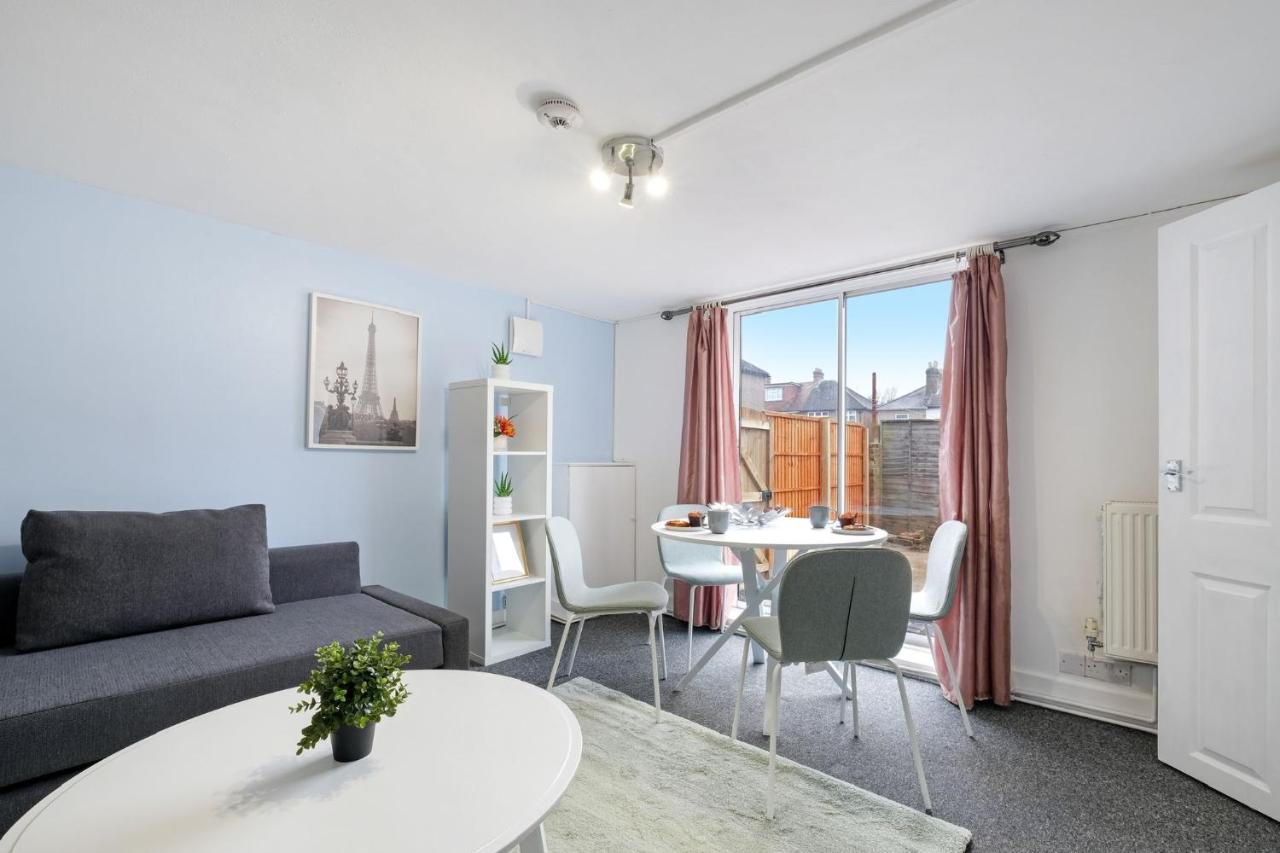 شقة Chic 1Br House In Hounslow - 12 Mins From Heathrow Airport Feltham المظهر الخارجي الصورة