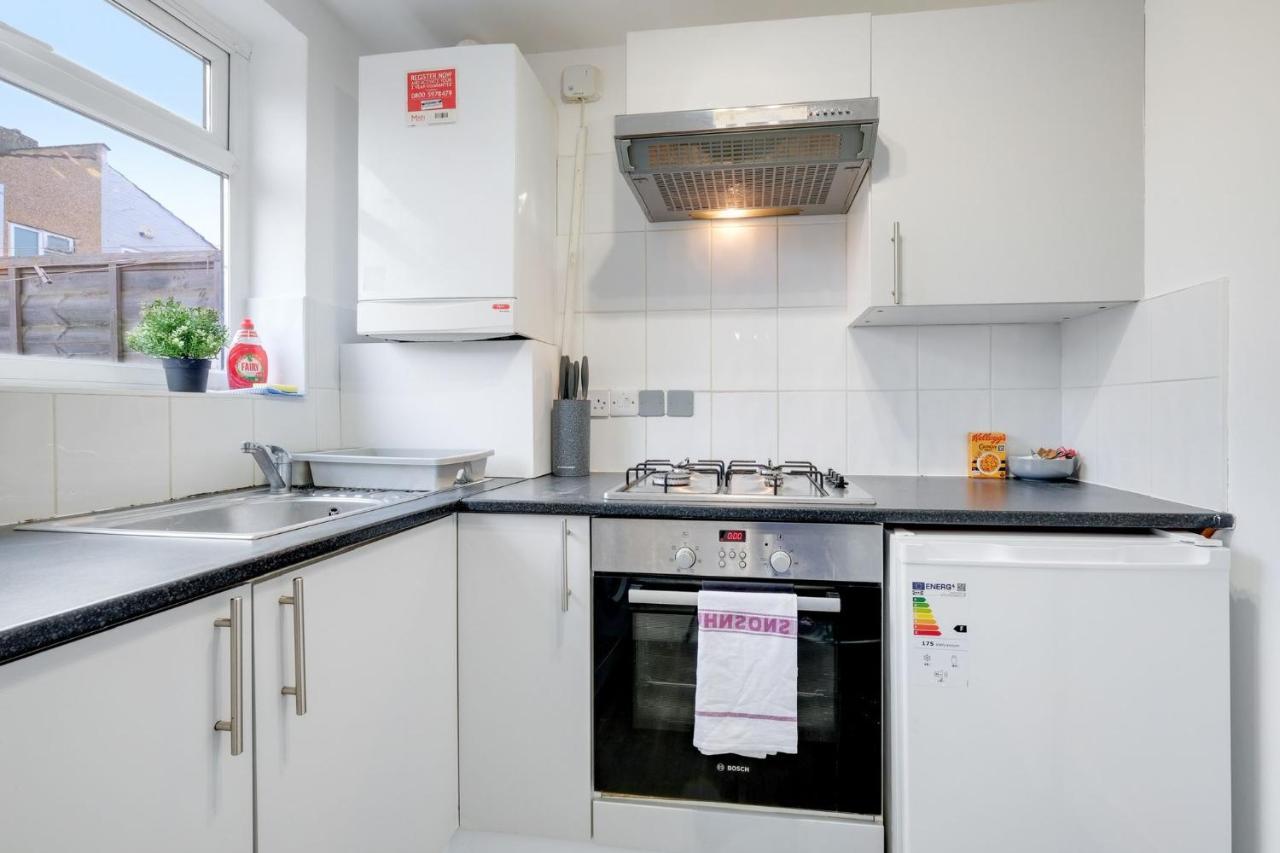 شقة Chic 1Br House In Hounslow - 12 Mins From Heathrow Airport Feltham المظهر الخارجي الصورة