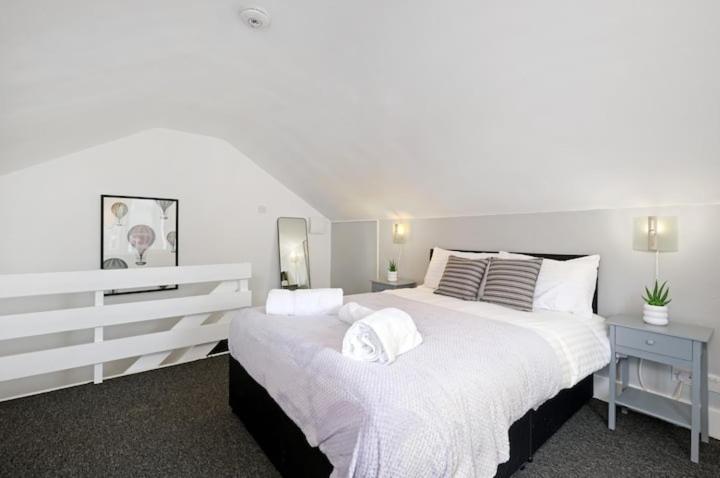 شقة Chic 1Br House In Hounslow - 12 Mins From Heathrow Airport Feltham المظهر الخارجي الصورة