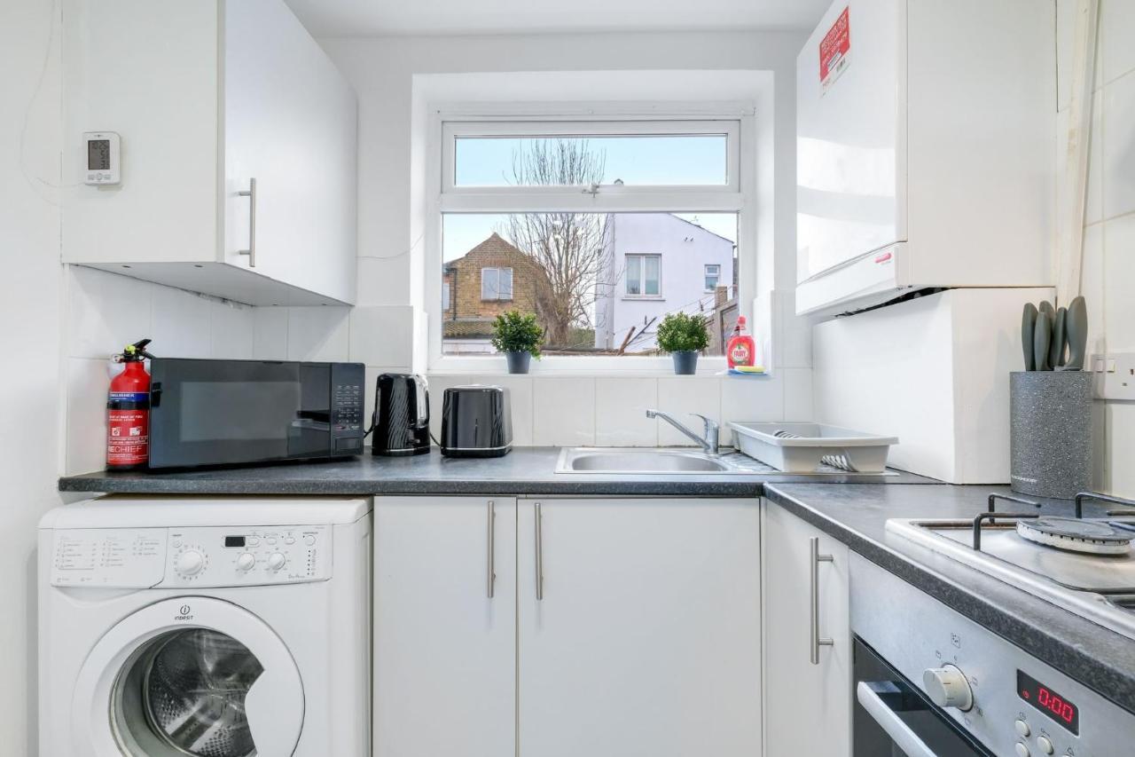 شقة Chic 1Br House In Hounslow - 12 Mins From Heathrow Airport Feltham المظهر الخارجي الصورة